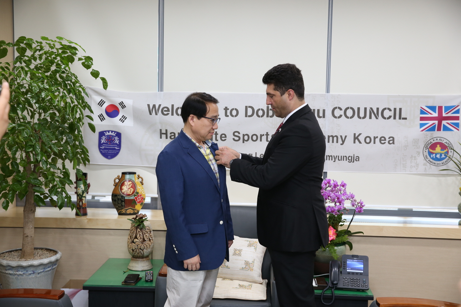 하로게이트 스포츠 아카데미 의회방문 - 2