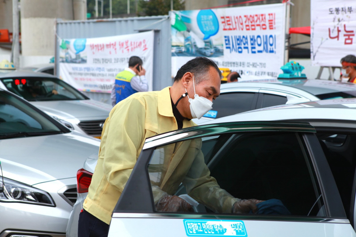 도봉구의회, 의장단 개인택시조합 주관 택시 무료방역현장 방문 - 3