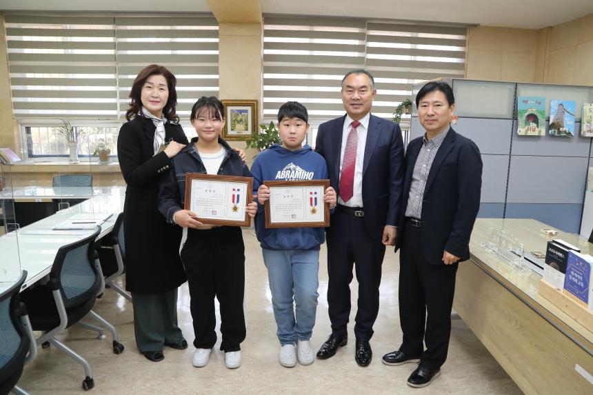 도봉구의회, 관내 초교 선행 학생 의장표창 수여