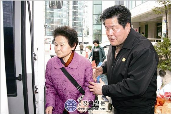 복지관 버스 직접 운전하는 구의원(강북신문 2011.4.11자) - 1