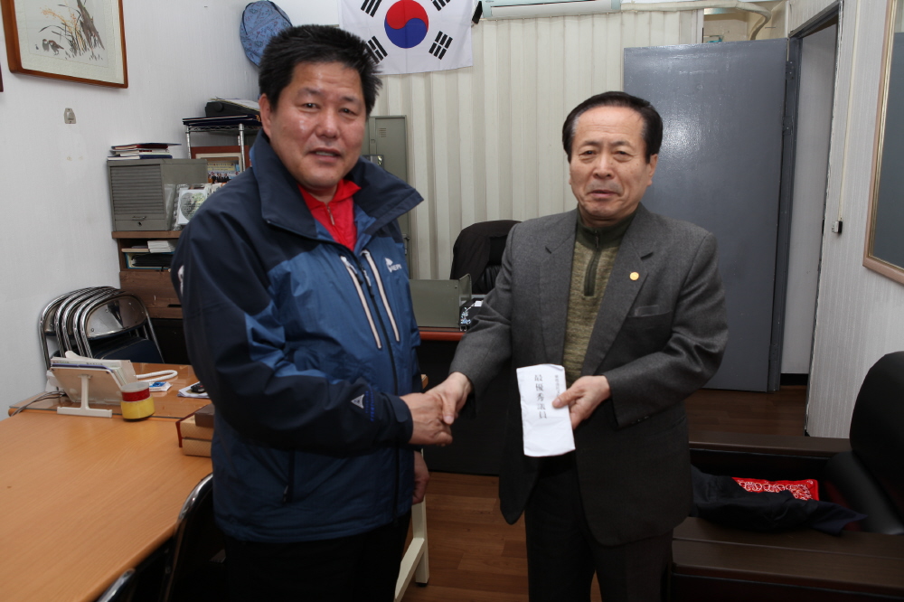 안병건의원,  불우이웃돕기 성금 기탁(동북일보 2012. 4. 30자) - 1