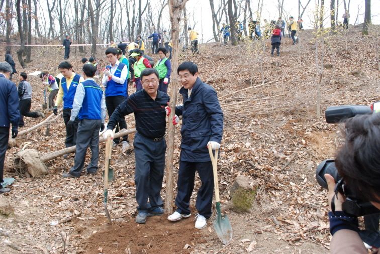 식목일 맞아 구민과 나무심기(동북일보,서울강북신문