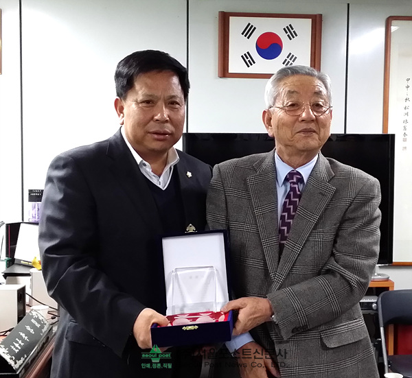 이성희 안병건 의원 감사패 받아(서울포스트신문