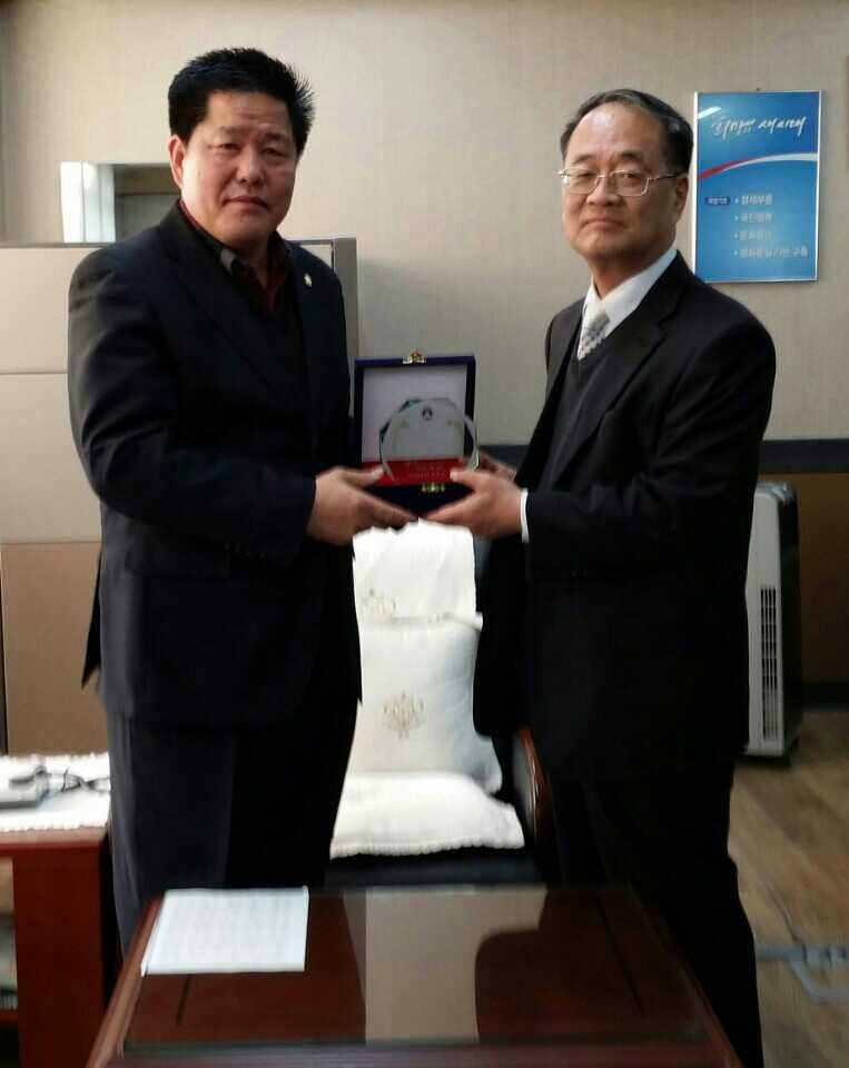자운고등학교서 감사패 받아(전국매일신문