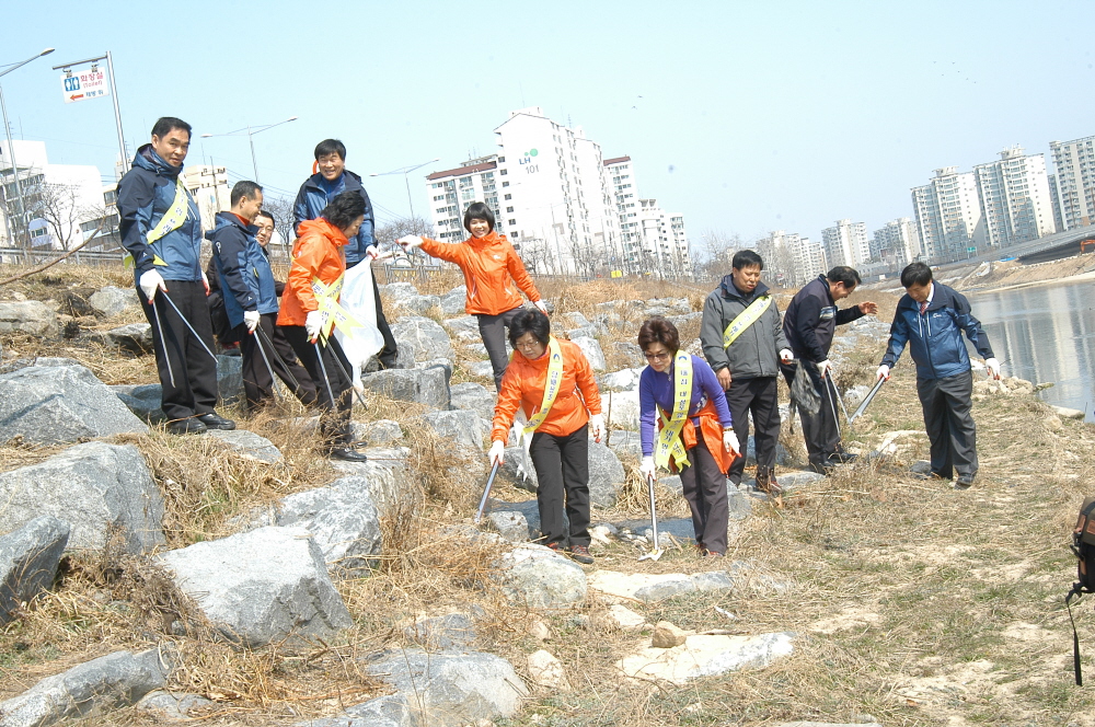 도봉구의회 봄맞이 중랑천 대청소 실시 - 3