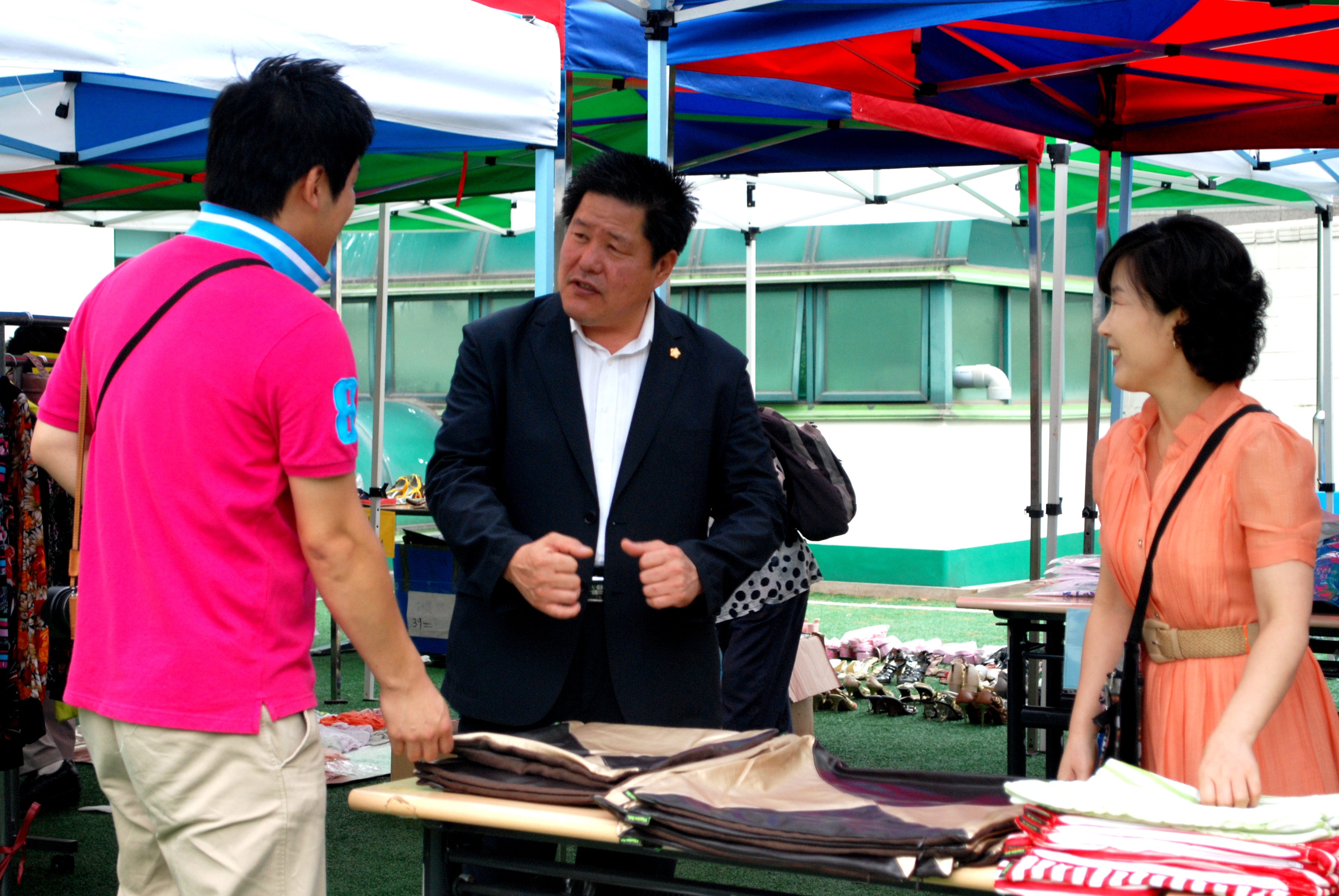 2012년 노인복지 기금마련을 위한 ‘사랑의 바자회’ 개최(동북일보 2012. 8. 26자) - 1