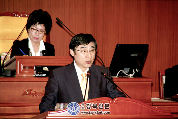 이동진 구청장 도봉구의회 구정질문답변 나서(서울강북신문