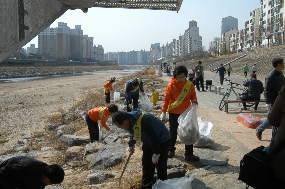 도봉구의회 봄맞이 중랑천 대청소 실시 - 4